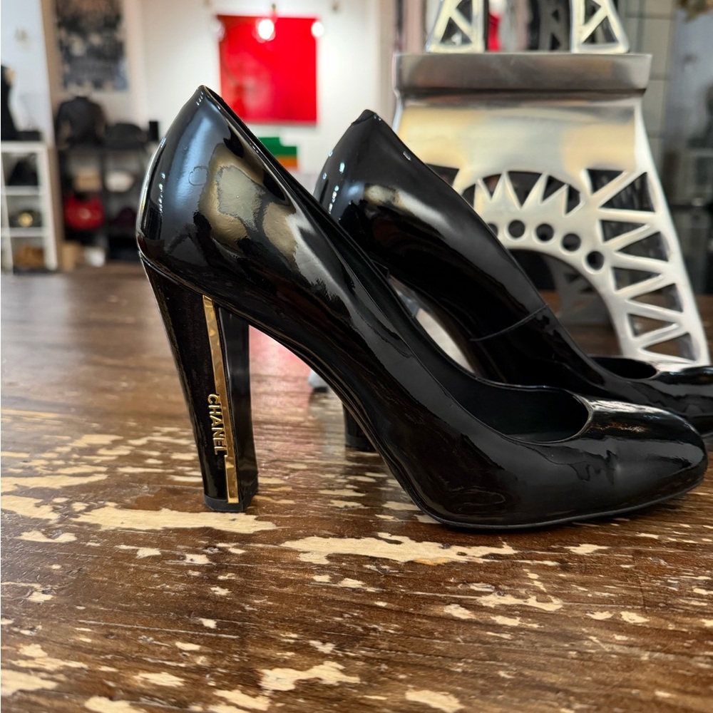 CHANEL Black Patent Leather "Paris-Eiffel" Gold Bar Pumps - Picture 2 of 3